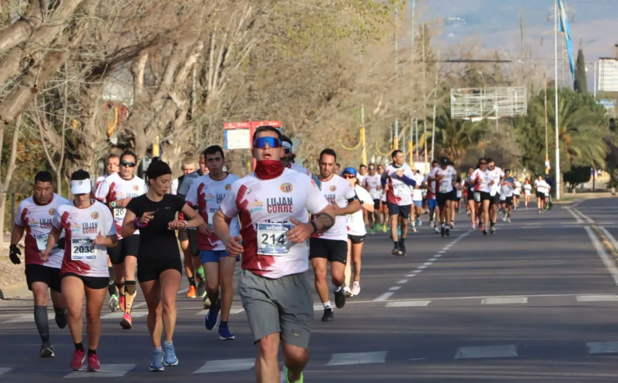 Las calles lujaninas se visten de color con la maratón